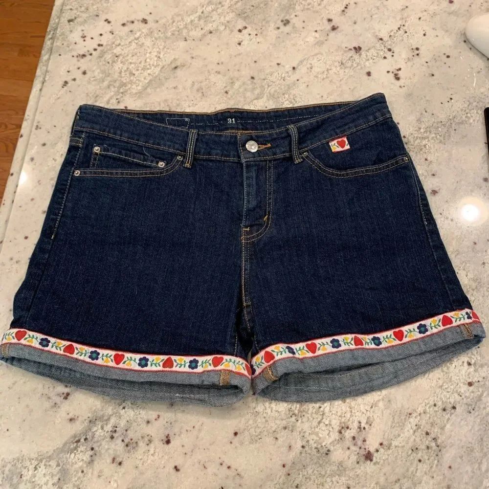 Levi’s Floral & Hearts Trim Shorts sz 31